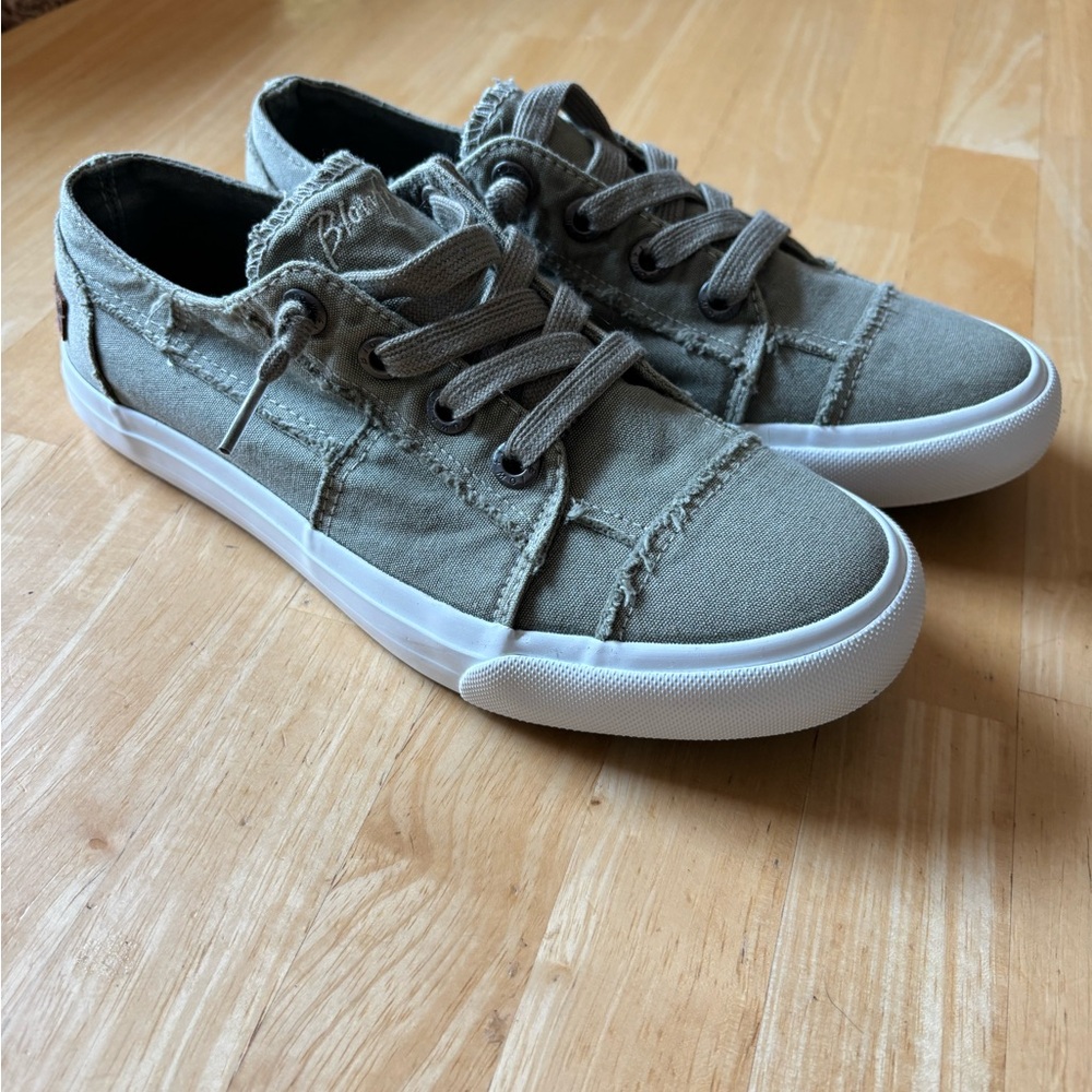 NWOB Blowfish Women's Khaki Canvas Sneakers